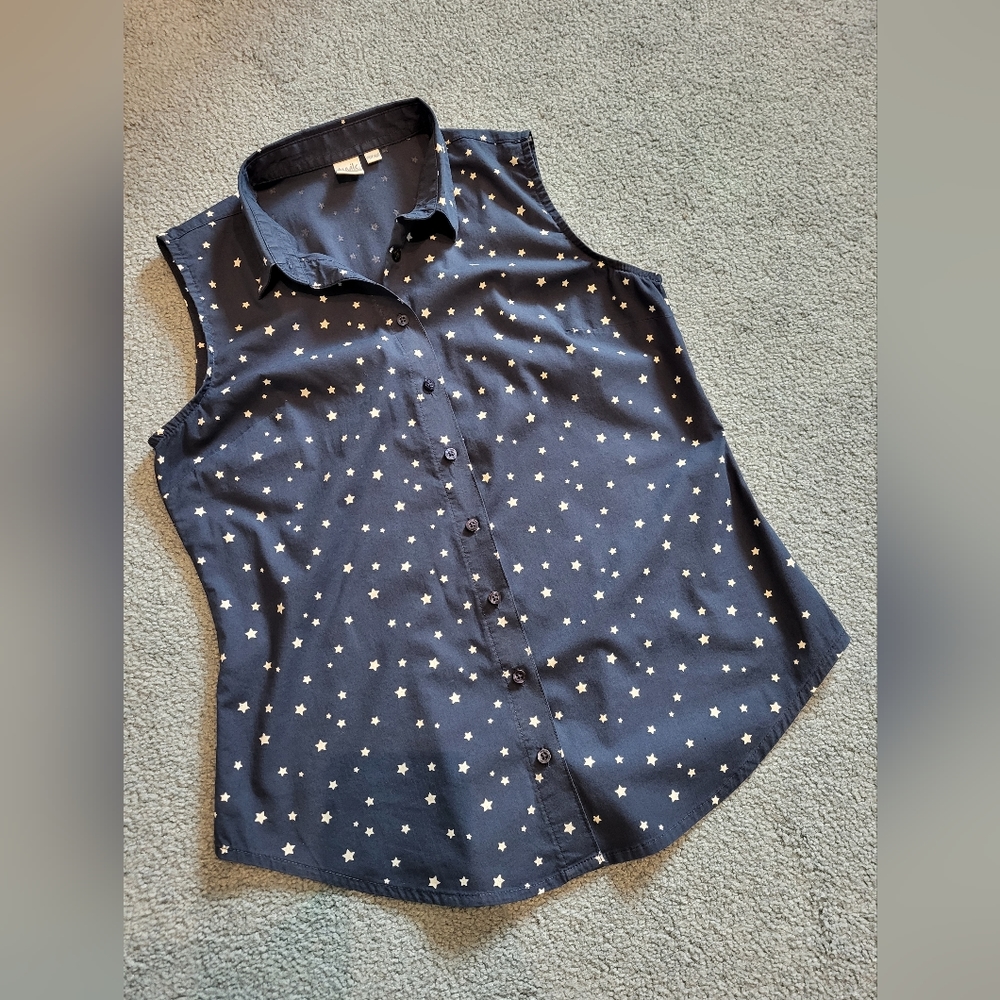 Sleeveless button up - Picture 2 of 7